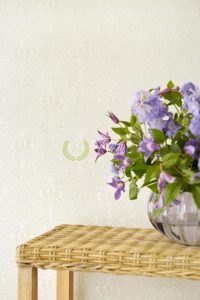 Tapet cu imprimeu clasic floral in nuanta de gri deschis cu decor de alb.
