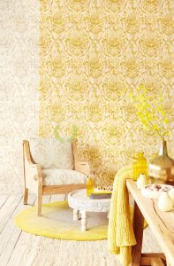 Tapet clasic elegant cu elemente decorative nuanta galben-auriu.