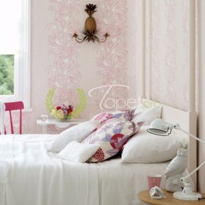 Tapet clasic din hartie cu elemente decorative florale pe verticala roz si alb.
